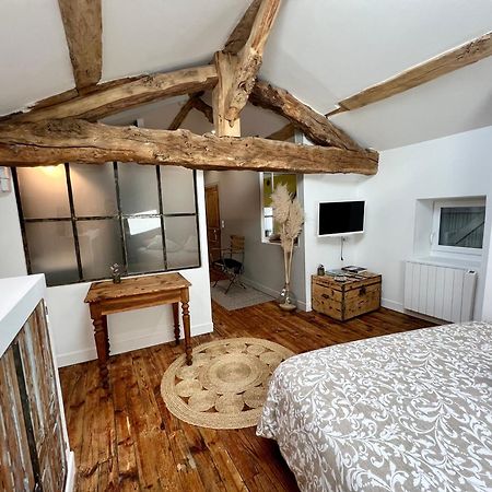 Les Hirondelles Du Marais Bed & Breakfast Riom Bagian luar foto