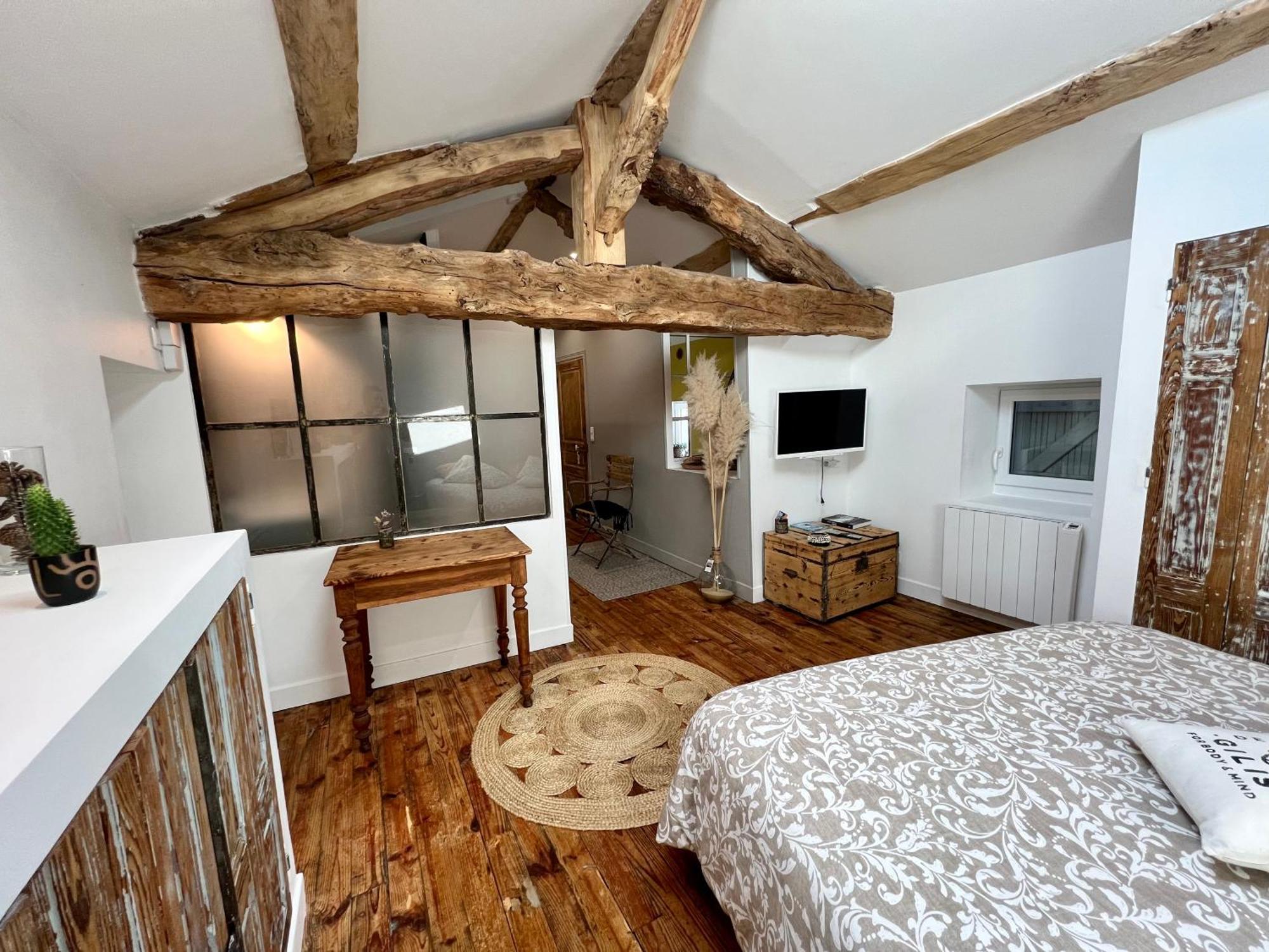 Les Hirondelles Du Marais Bed & Breakfast Riom Bagian luar foto